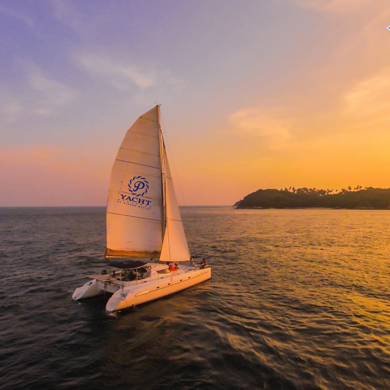 ทัวร์ล่องเรือ Catamaran เกาะเฮ แหลมพรมเทพ