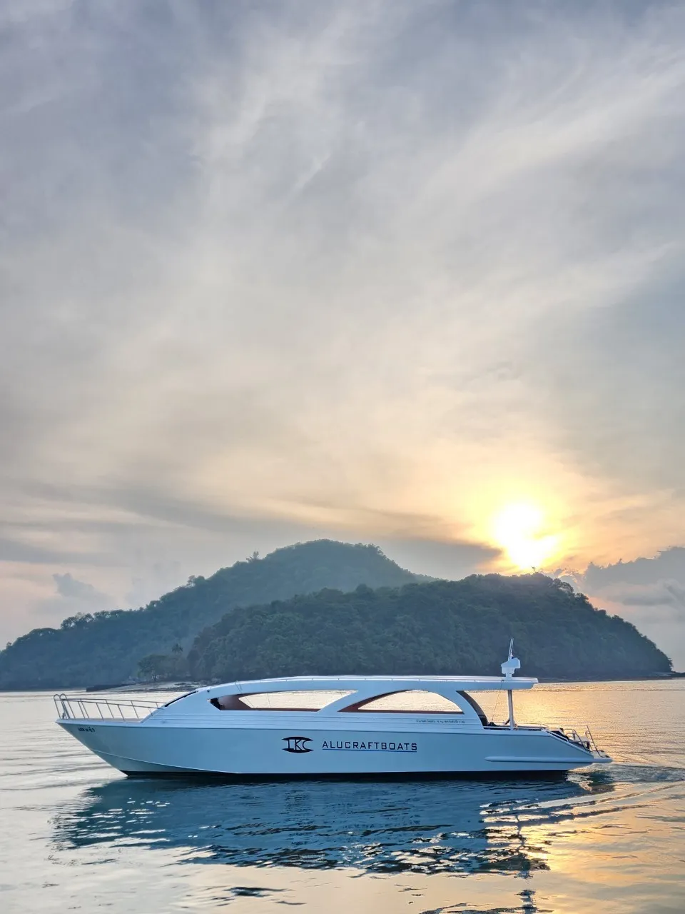 ทัวร์เกาะเรือสปีทคาทามาราน เหมาลำส่วนตัว สำหรับ 1-35 ท่าน