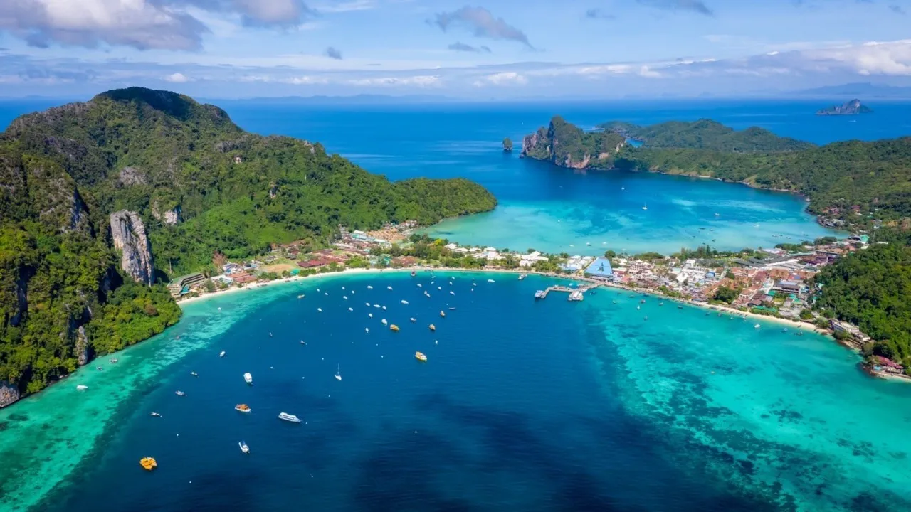 ทัวร์เกาะพีพี มาหยา ปิเละ เกาะไผ่ โดยเรือสปีดโบ๊ท (เราพาคุณออกเดินทางจากกระบี่)